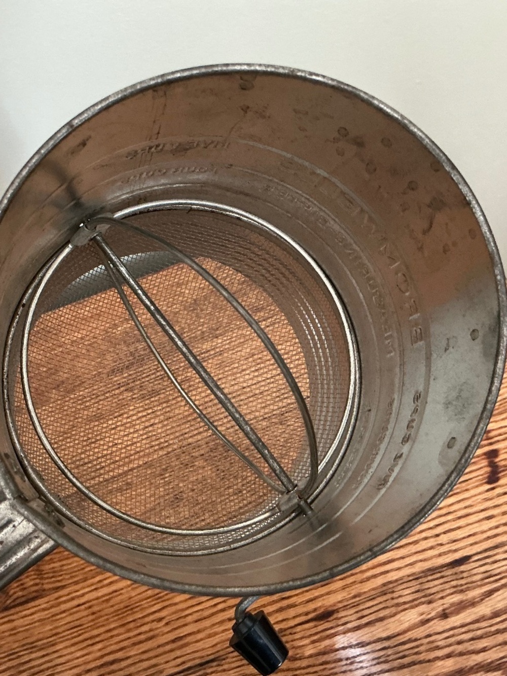 Vintage Bromwell 5 Cup Flour Sifter Measuring Kitchen Tool Metal USA - Picture 6 of 10